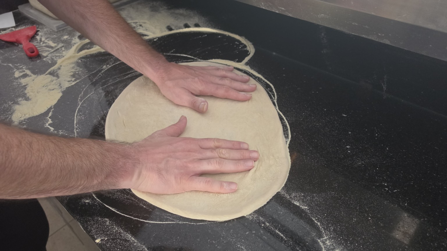 FINISH PIZZA Teig wird von Hand ausgeformt