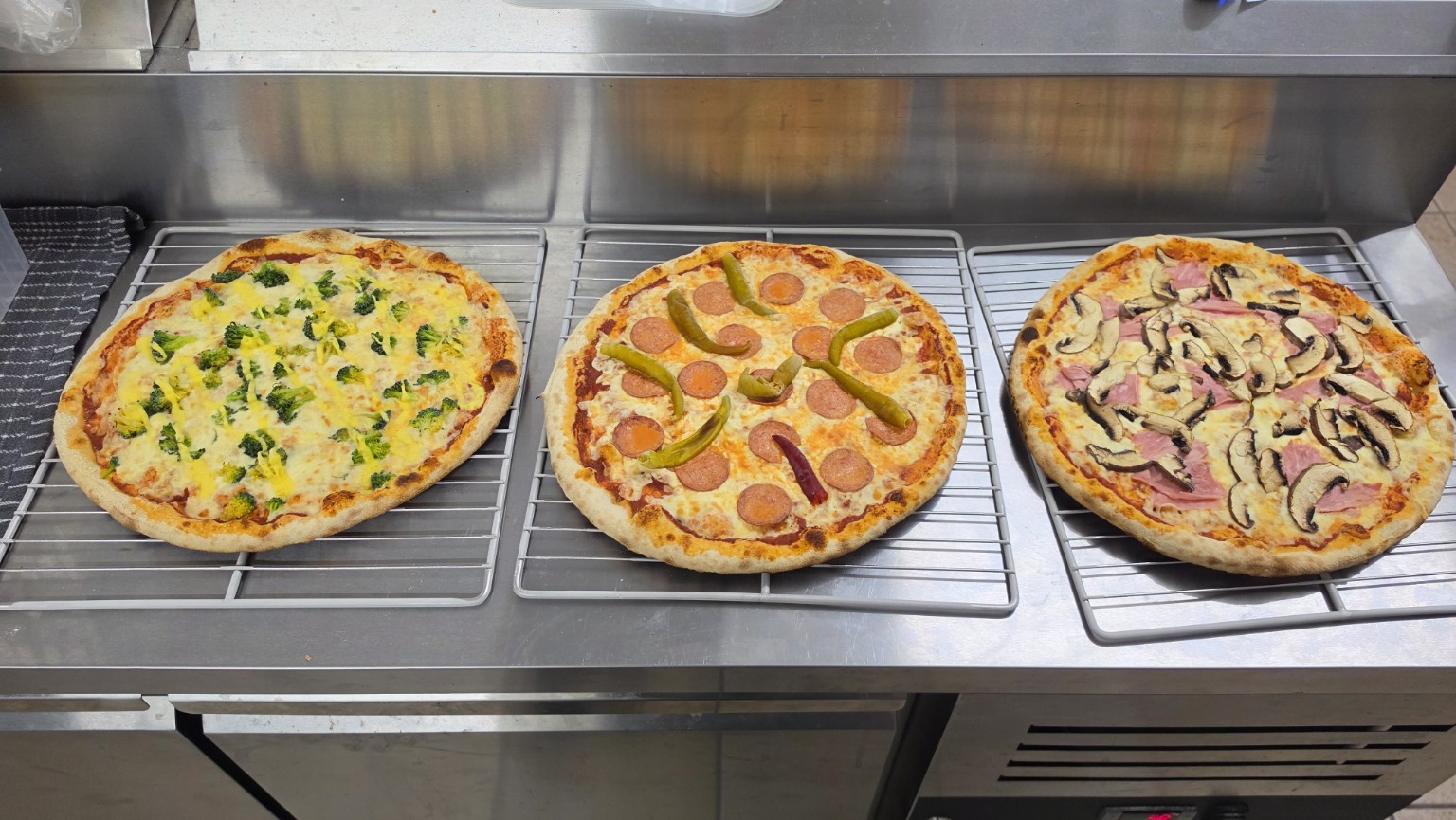 Finish Pizza Sorten Brokkoli, Salami Peperoni und Schinken Champignons